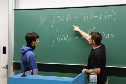 Konstantin Zaika (li.) war wöchentlich im Hörsaal zur Mathematikvorlesung mit seinem Dozenten David Sokalski. Foto: Otto Schumacher
